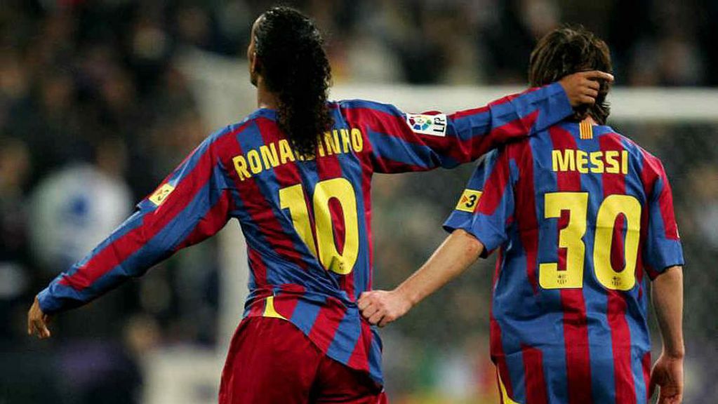 Messi tras su llegada al Barcelona junto a Ronaldinho.