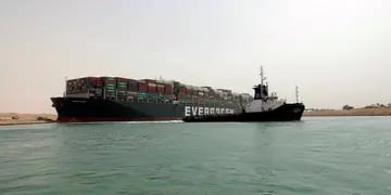 Buque encallado en el Canal de Suez