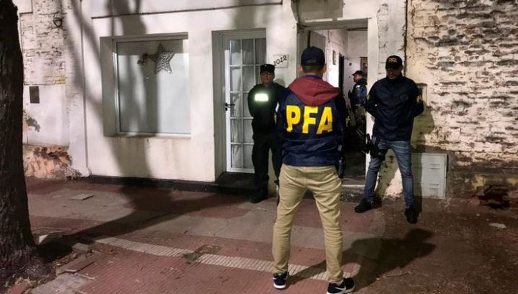 La Policía Federal realizó allanamientos en dos domicilios ubicados en la localidad bonaerense de General Pinto por el hombre que quiso ingresar armado a la Casa Rosada.