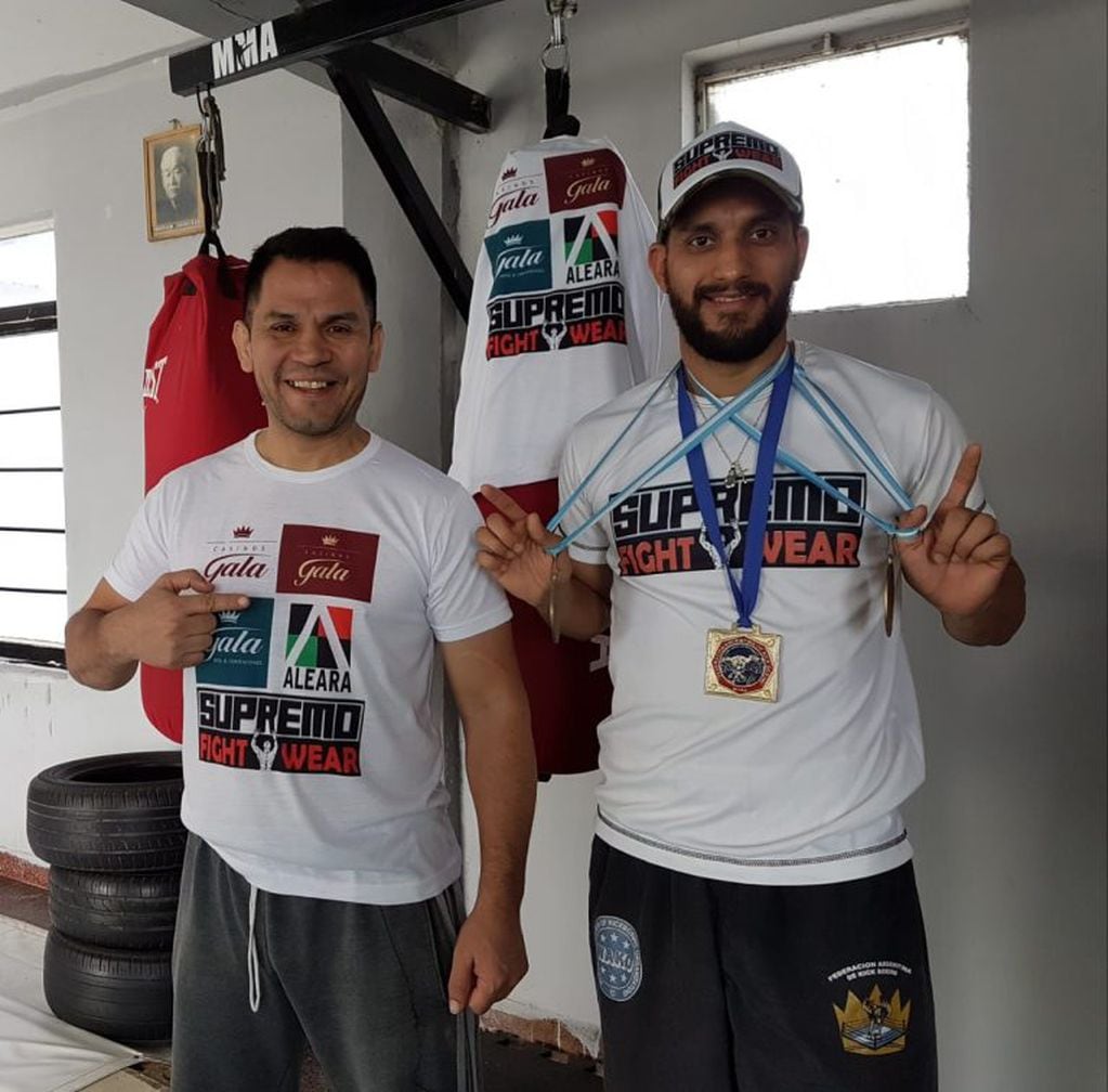 El nuevo campeón argentino de Kick Boxing, el chaqueño Germán Ángel Sanches y su entrenador Alejandro Gaete  (Vía Resistencia).