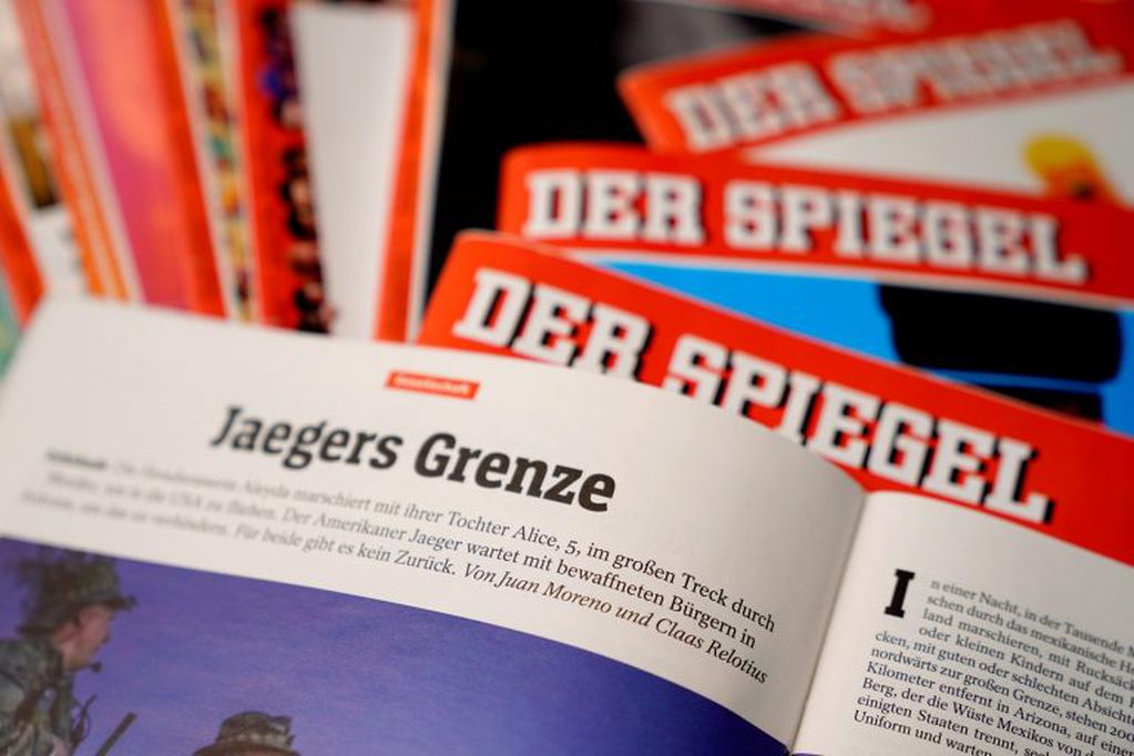 Imagen que muestra el artículo escrito por el periodista español Juan Moreno y por el periodista alemán Claas Relotius en la revista alemana ''Der Spiegel'' correspondiente al número 47, publicado el 17 de noviembre de 2018. Crédito: EFE/ Alexander Becher.