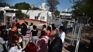 Tensión. Familiares de internos se agolpan frente a la Alcaidía, de barrio Cáceres, en busca de información. (Pedro Castillo)