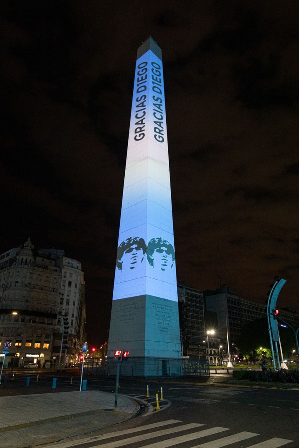 Obelisco iluminado con Maradona