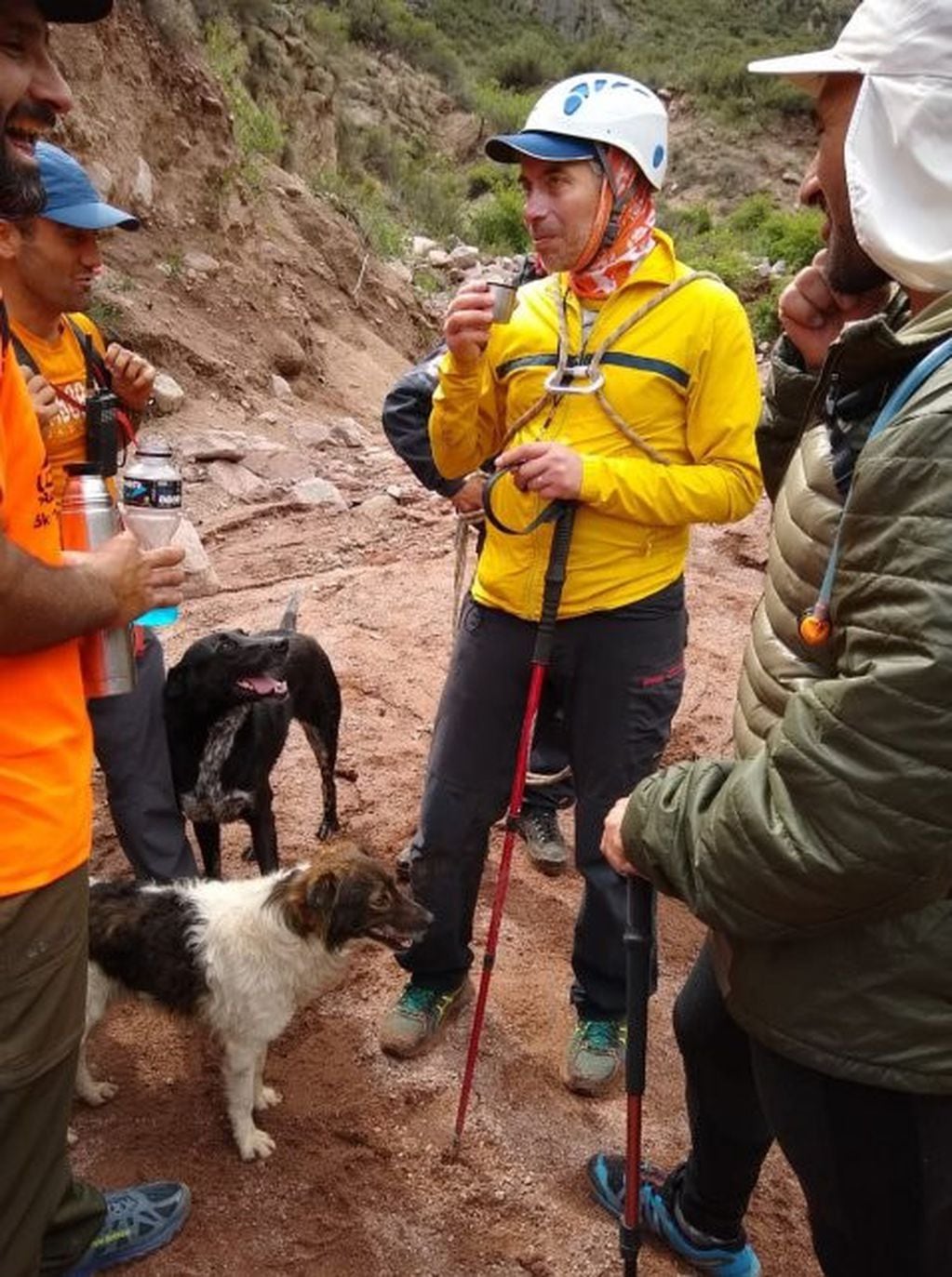 Walter Moreno al momento de su rescate junto a los perros que no lo dejaron solo.
