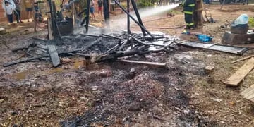 Incendio consumió completamente la casa y todas las pertenencias de una familia en Iguazú