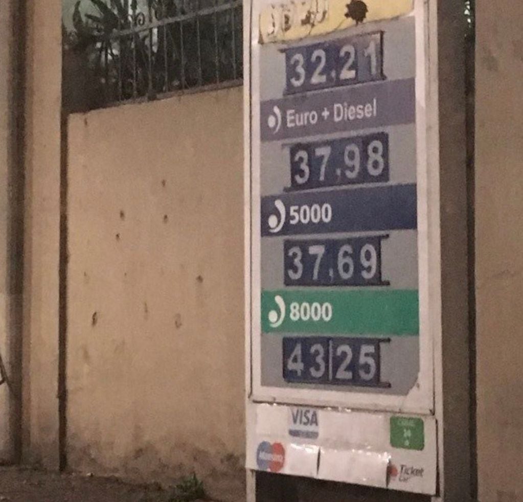 La red de estaciones de servicio Esso/Axion incrementaron el valor del litro de la nafta premium a 43.25 pesos. (@beatrizpriotti)