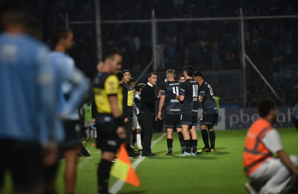Guillermo Farré reacomoda la tropa después de que Belgrano se quedará con 10  (Facundo Luque / La Voz)