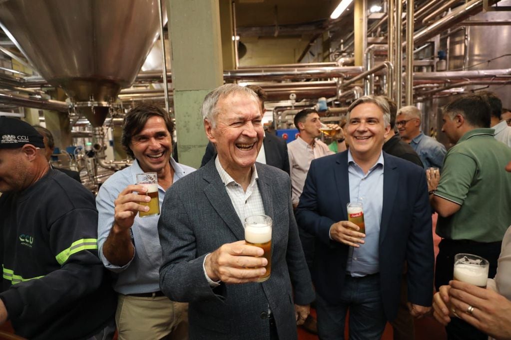 Visita. Juan Schiaretti recorrió una cervecería en la ciudad de Santa Fe. Dijo que es el candidato con más experiencia de gestión. Lo apoyó Martín Llaryora.