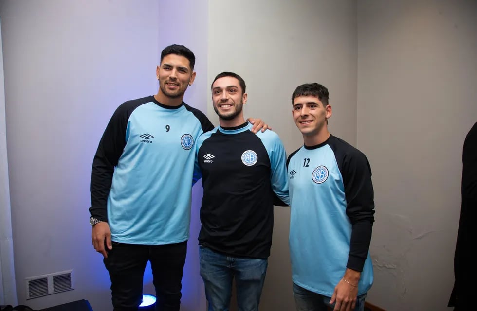 El "intendente del gol", Lucas Passerini, junto a Ulises Sánchez y un socio de Belgrano. En la presentación de la nueva indumentaria (Prensa Belgrano).