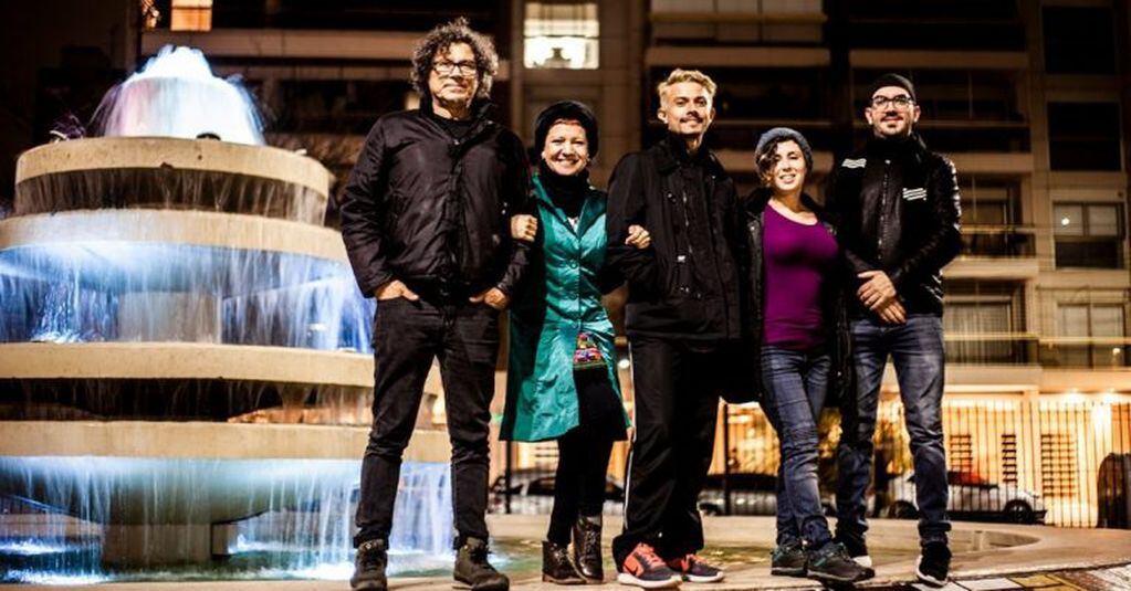 Elena y la Orquesta Lunar comenzó su gira argentina, en Buenos Aires.