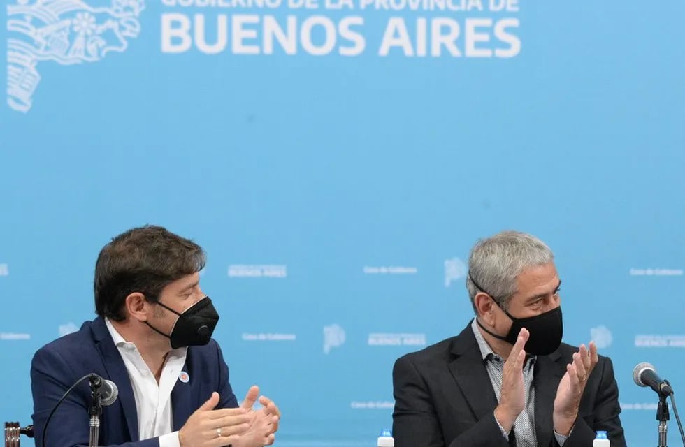 Jorge Ferraresi junto a Axel Kiciloff en la conferencia de prensa. Foto: Mauricio Nievas.