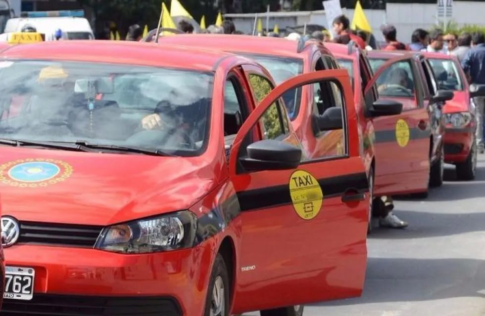 Taxistas se manifiestan en contra de Uber