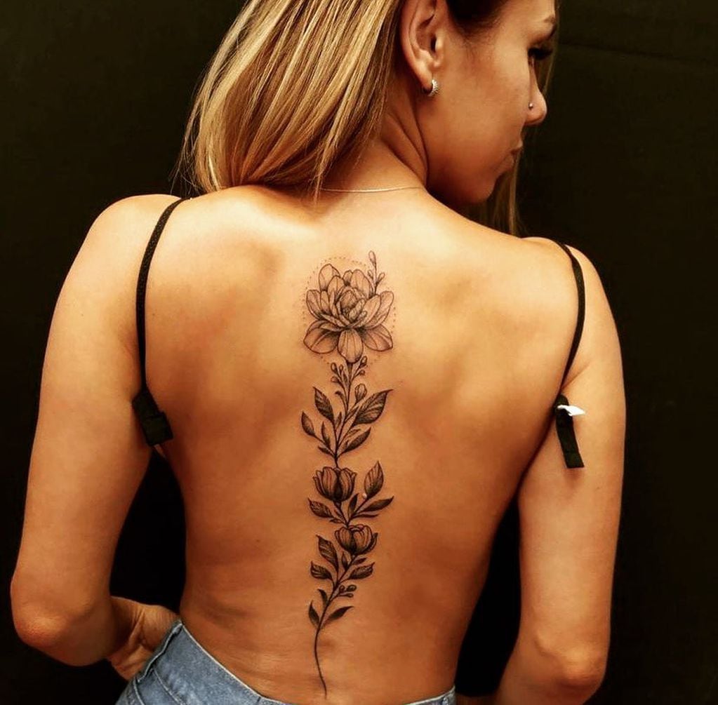Barby Silenzi posó de espaldas para mostrar su tatuaje.