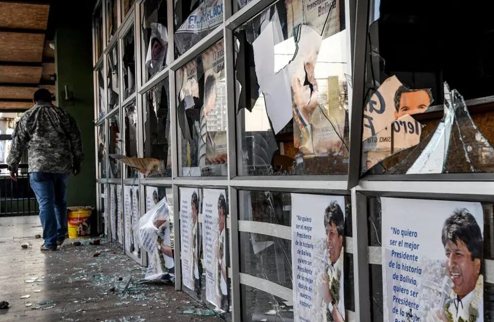 A man walks inside the destroyed headquarters of Bolivian President Evo Morales' party MAS (Movement for Socialism), after an attack by political opponents in Santa Cruz, Bolivia September 13, 2019. REUTERS/Rodrigo Urzagasti  NO RESALES. NO ARCHIVES