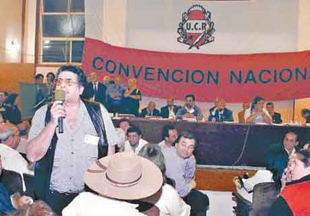 Una foto de los 80 con un ferviente Cáceres durante una convención de la UCR.