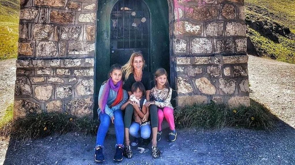 La modelo y sus hijas sentadas en la puerta de la capilla San Rafael, en la Piedra del Molino. (Instagram)