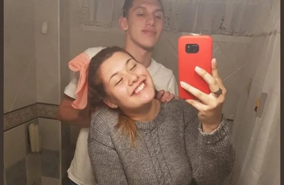 La foto en el baño de esta parejita se volvió viral por un increíble detalle