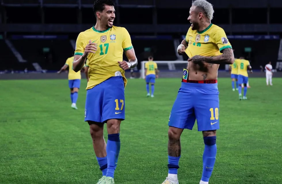 Paquetá y Neymar celebran el gol de la noche (Foto: AP).