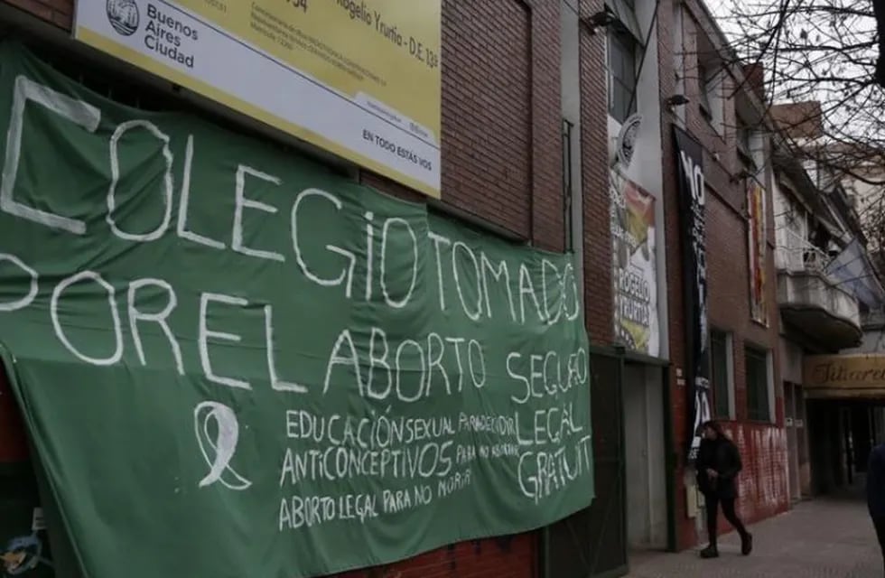 La fachada del colegio Rogelio Yrurtia luce banderas a favor de la despenalización del aborto.