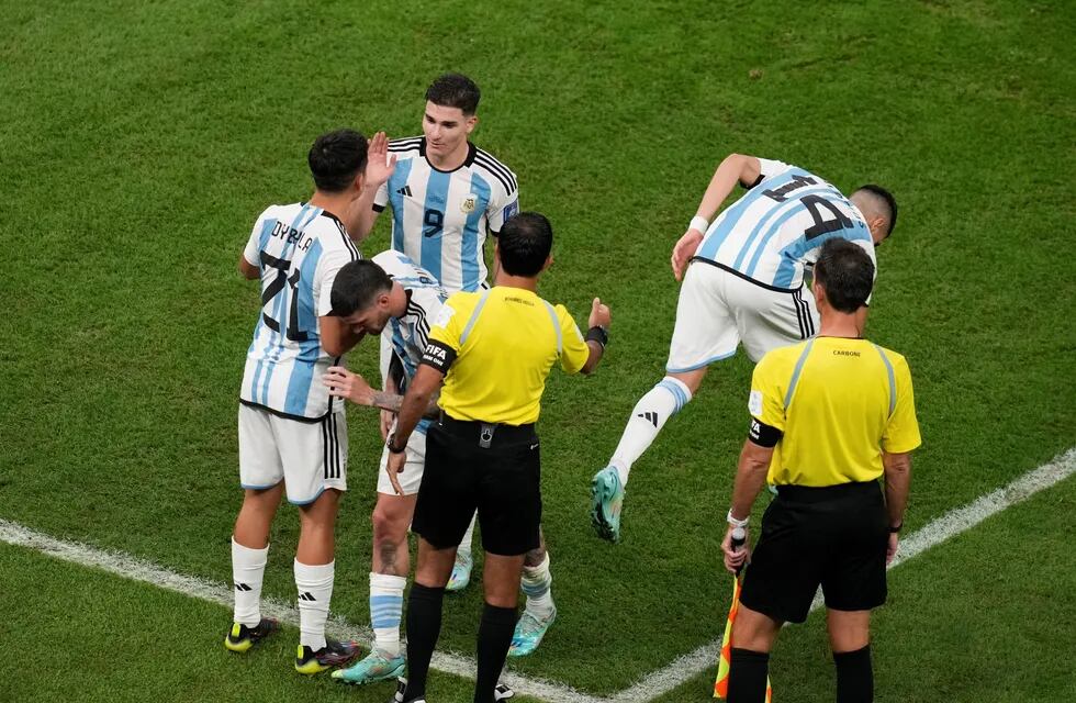 Paulo Dybala reemplazó a Julián Álvarez, autor de dos goles en la victoria de la selección frente a Croacia para avanzar a la final del Mundial. (AP)