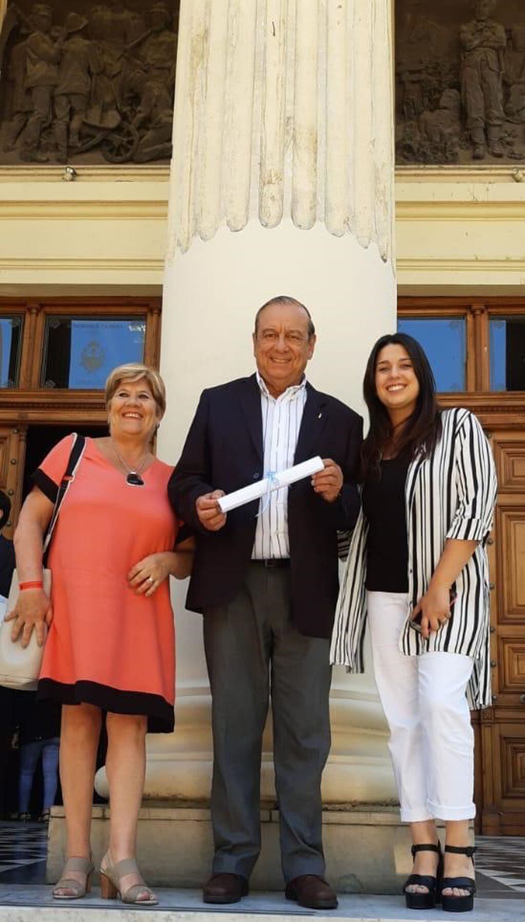 Carlos Sánchez recibe su diploma en La Plata