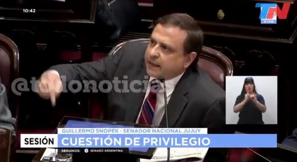 La televisión nacional captó el momento en que Snopek interpuso la cuestión de privilegio contra Morales.