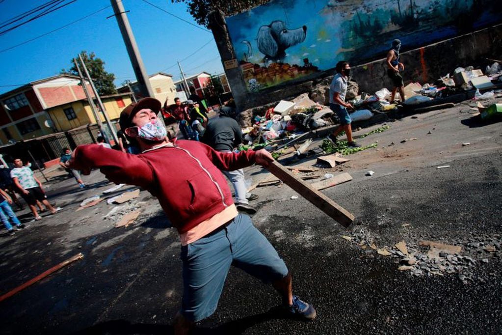 Protestas y enfrentamientos en Santiago de Chile por falta de alimentos durante la cuarentena. (Foto: Pablo Rojas/AFP)