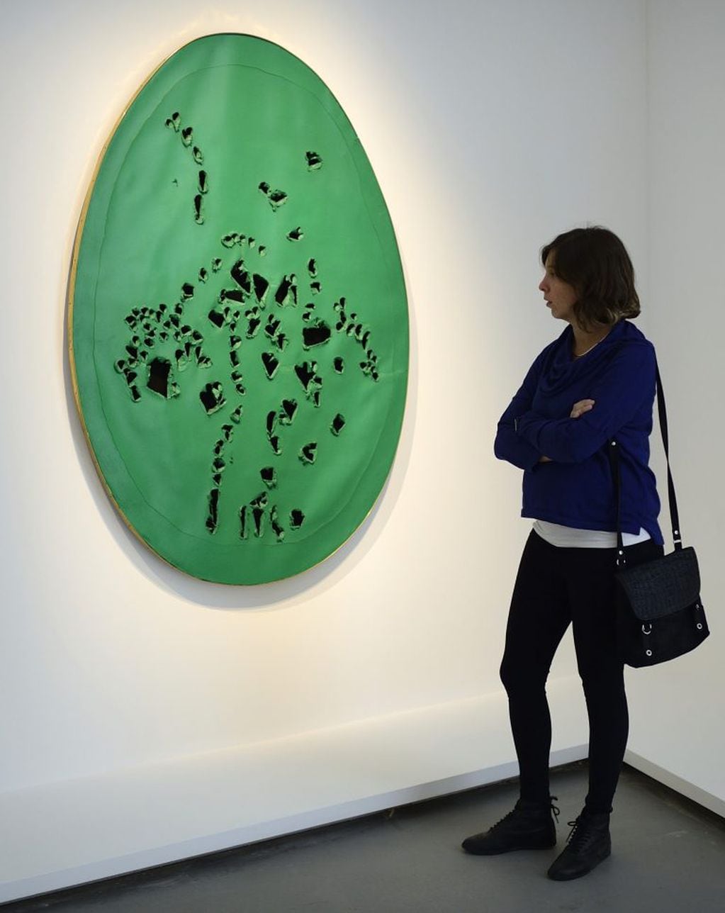 Trabajo de Lucio Fontana en el Museo de Arte Moderno de Paris. (AFP)