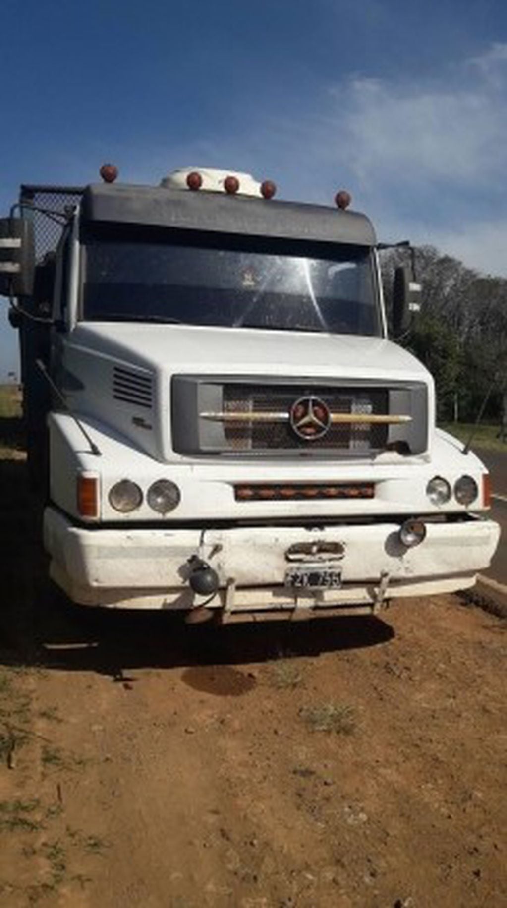 El camión que Cabral intentó pasar se vio involucrado en el accidente pero, el conductor salió ileso. Fuente: Misiones Cuatro.