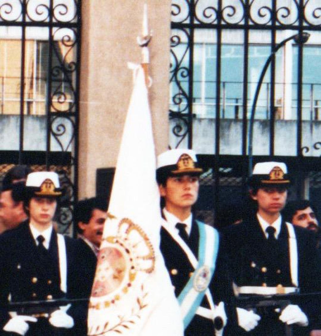 Mariana Soneira fue encargada de portar la réplica de la "Bandera Coronela", insignia que luego se decidió que fuera el estandarte del Cuerpo de Cadetes de la Escuela Naval Náutica.