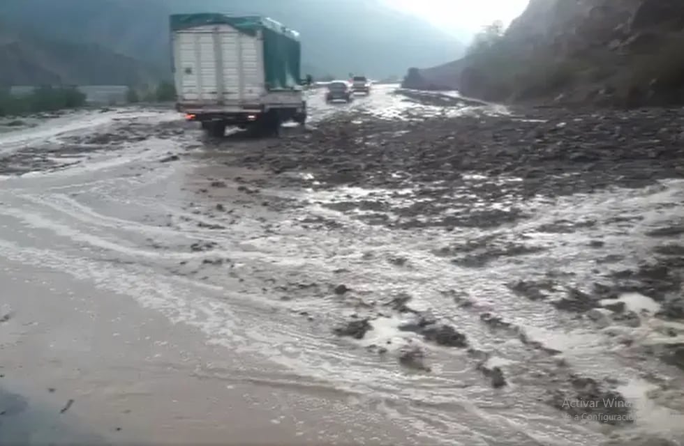 Fuertes temporales castigaron algunas localidades de Jujuy. Hubo desbordes y deslaves sobre la ruta nacional 9.