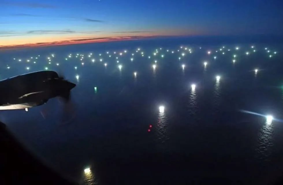 Buques chinos pescando ilegalmente en el mar argentino (Foto: Clarín)