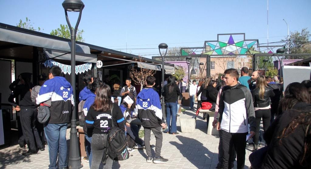 Los jóvenes de Alvear coparon el Mercado Municipal donde se realizó la edicion 25 de la Oferta Educativa.