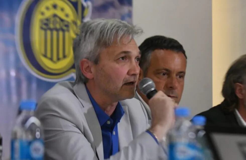 El vicepresidente de Rosario Central, Ricardo Carloni, chocó sobre Avenida Jorge Newbery y Wilde. (@carcoficial)