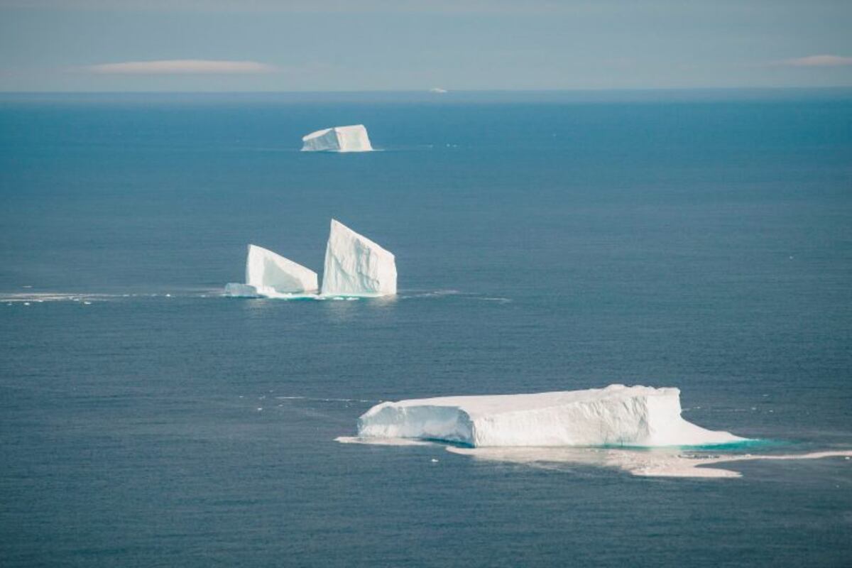 El video del momento en el que un iceberg vuelca sobre dos escaladores ...