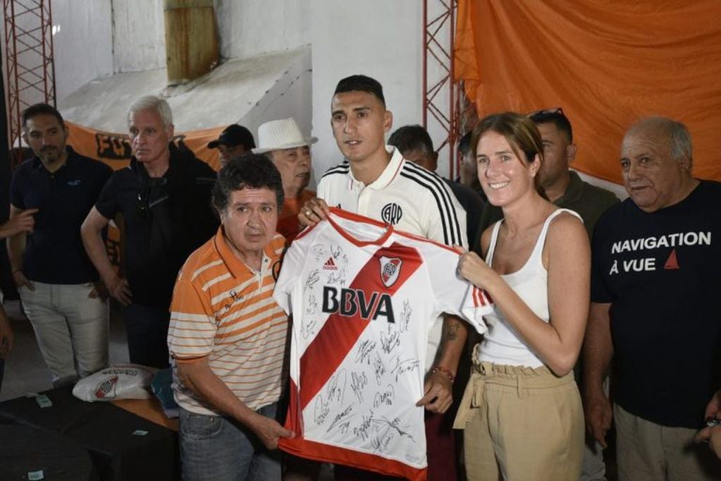 Matías Suárez visitó al club Unión San Vicente.