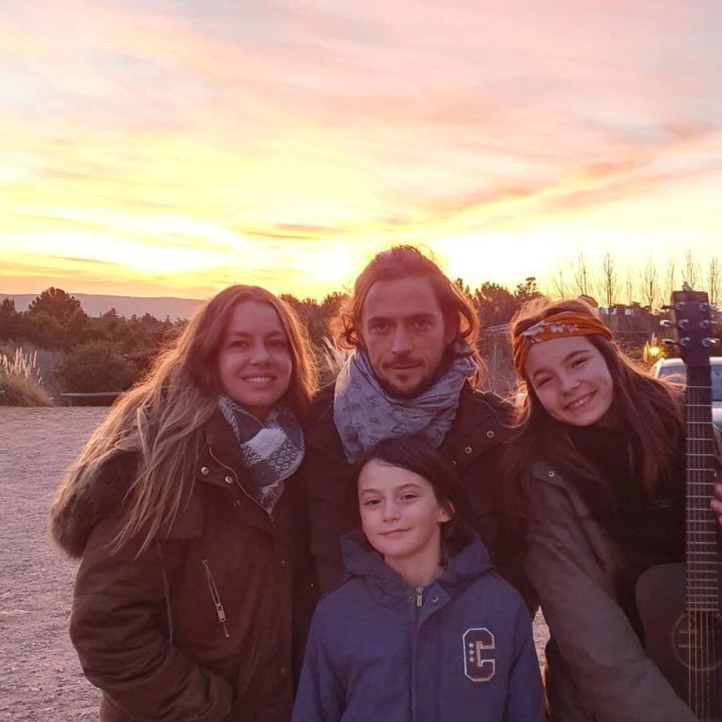 Geraldine Neumann, su pareja Jorge Otamendi y los hijos de ambos, Helena y Milo (Foto: Instagram)