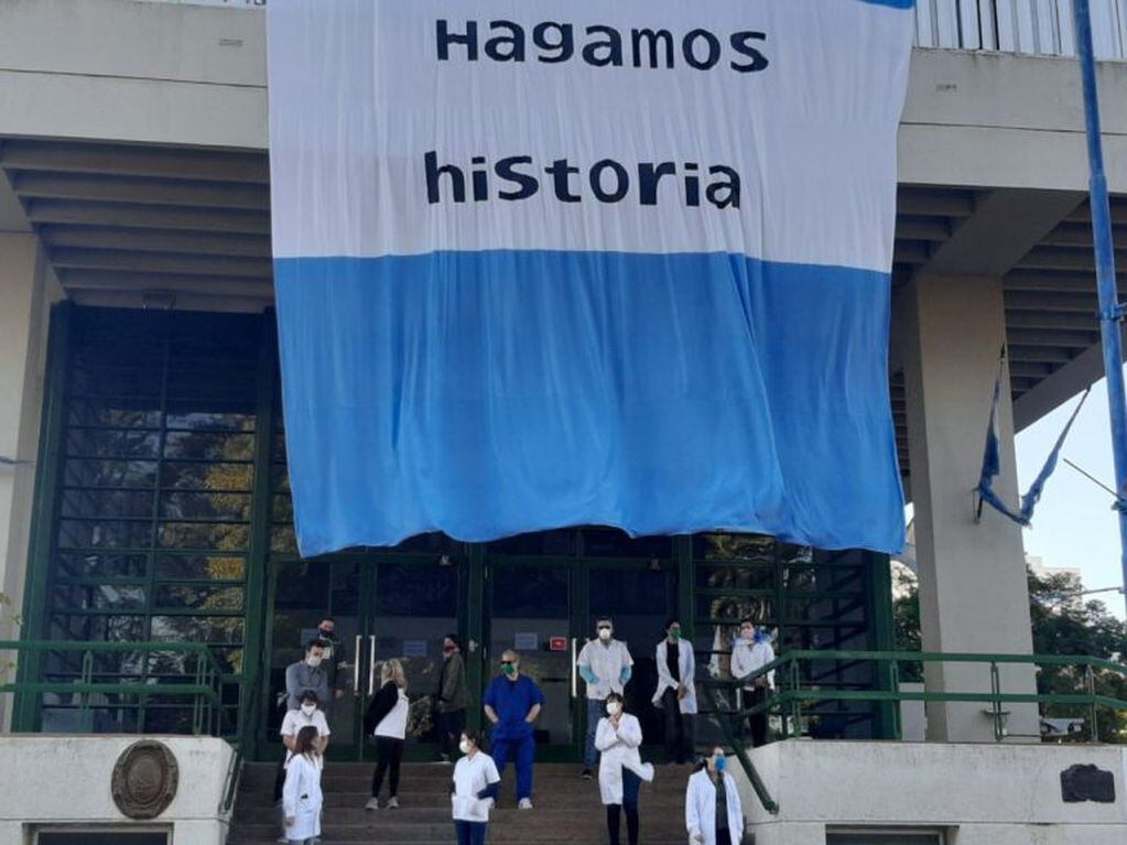Protesta de médicos en Rafaela, debajo de la bandera que instaló el Municipio por el 25 de Mayo.