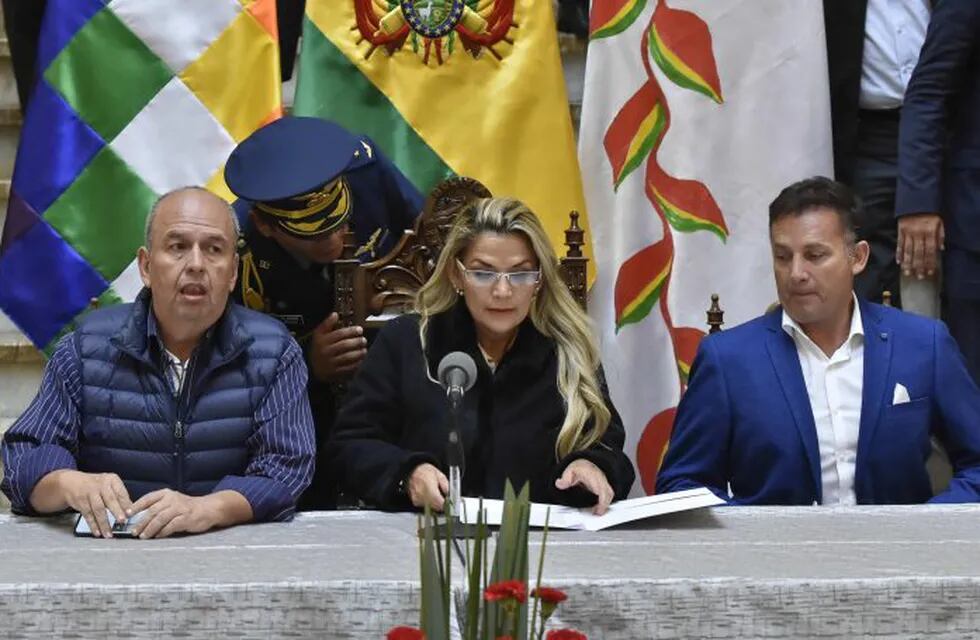 AME8973. LA PAZ (BOLIVIA), 23/11/2019.- La presidenta interina de Bolivia, Jeanine Áñez (c), se prepara este sábado para pronunciar un discurso rodeada de miembros de su gabinete, en el palacio de Gobierno en La Paz (Bolivia). Áñez advirtió de que no promulgará una ley como la que propone el partido de Evo Morales para darle inmunidad a él y al resto de autoridades que nombró durante su Presidencia. EFE/Stringer