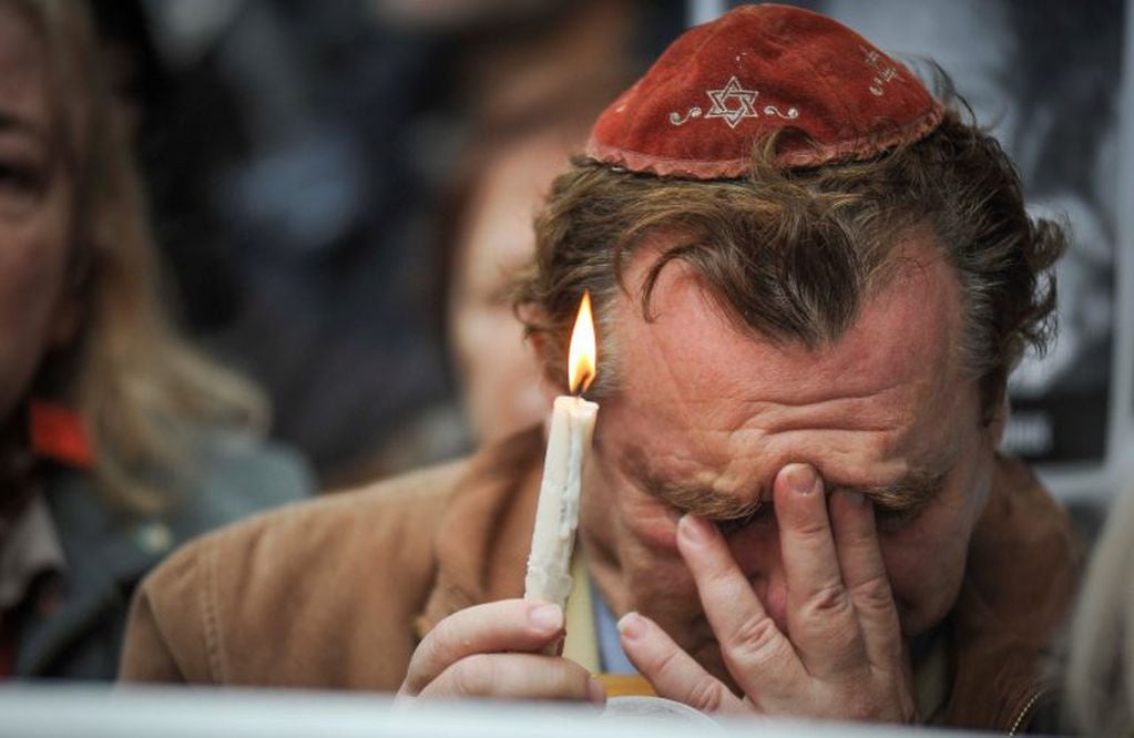 Un hombre participa durante un acto conmemorativo del atentado contra la mutual judía AMIA (Foto: FEDERICO LOPEZ CLARO)