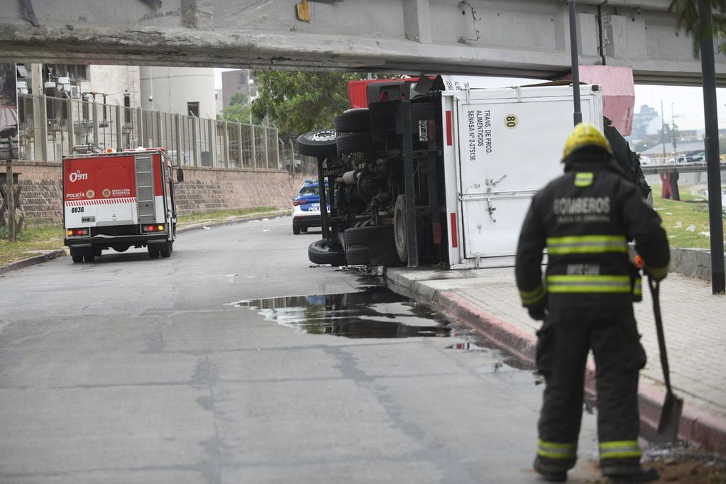 Un camión volcó en avenida Costanera al chocar contra la parte inferior del puente ferroviario.  (Ramiro Pereyra / La Voz)