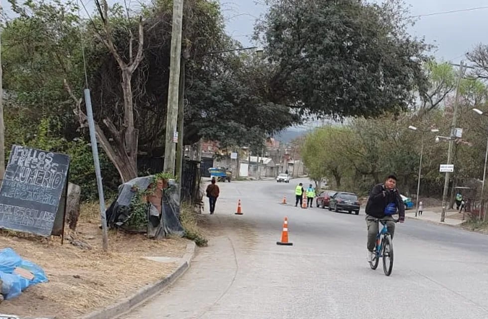 Por diferentes motivos, los peatones deben caminar por la calzada en un peligroso tramo de la avenida Castro Barros, en el barrio Chijra.