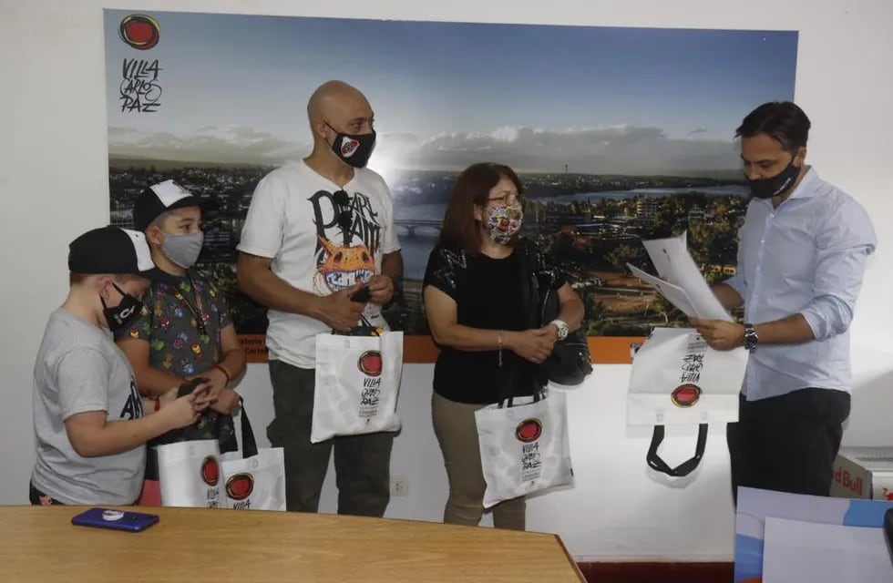 Carlos Paz recibió con premios y regalos al primer turista cordobés que arribó a la ciudad este viernes 4 de diciembre.