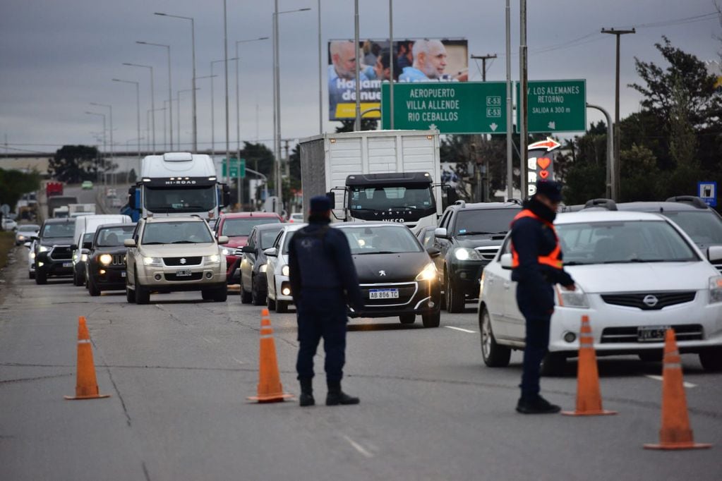 La UOM lleva a cabo una serie de cortes en distintos puntos de Córdoba capital para reclamar por la reapertura de paritarias. (José Hernández/La Voz)