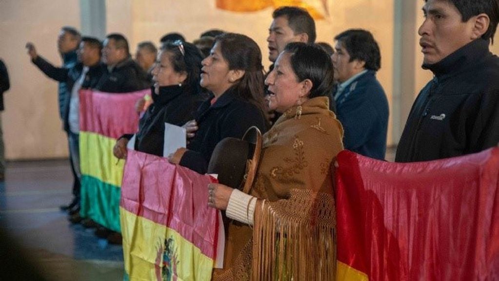 Arcando en el acto por el aniversario de Bolivia