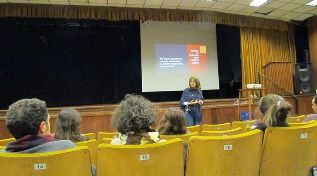 Hubo charlas en el Aula Magna de la Universidad (Facebook)