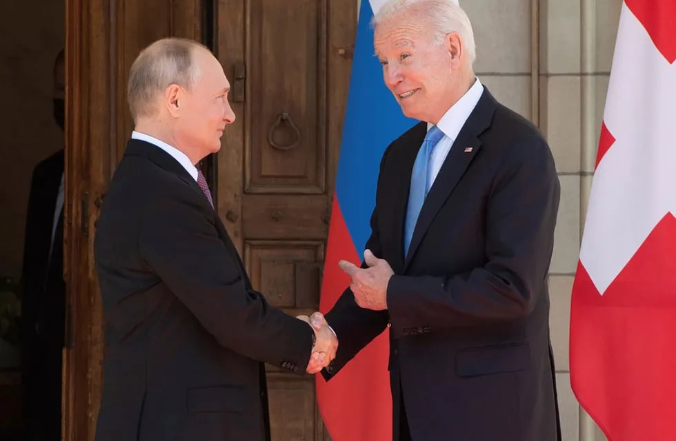 Biden y Putin se encontraron en Ginebra, Suiza. Ahora, Estados Unidos prohíbe la compra de gas y petróleo ruso.  (Saul Loeb/Pool vía AP)