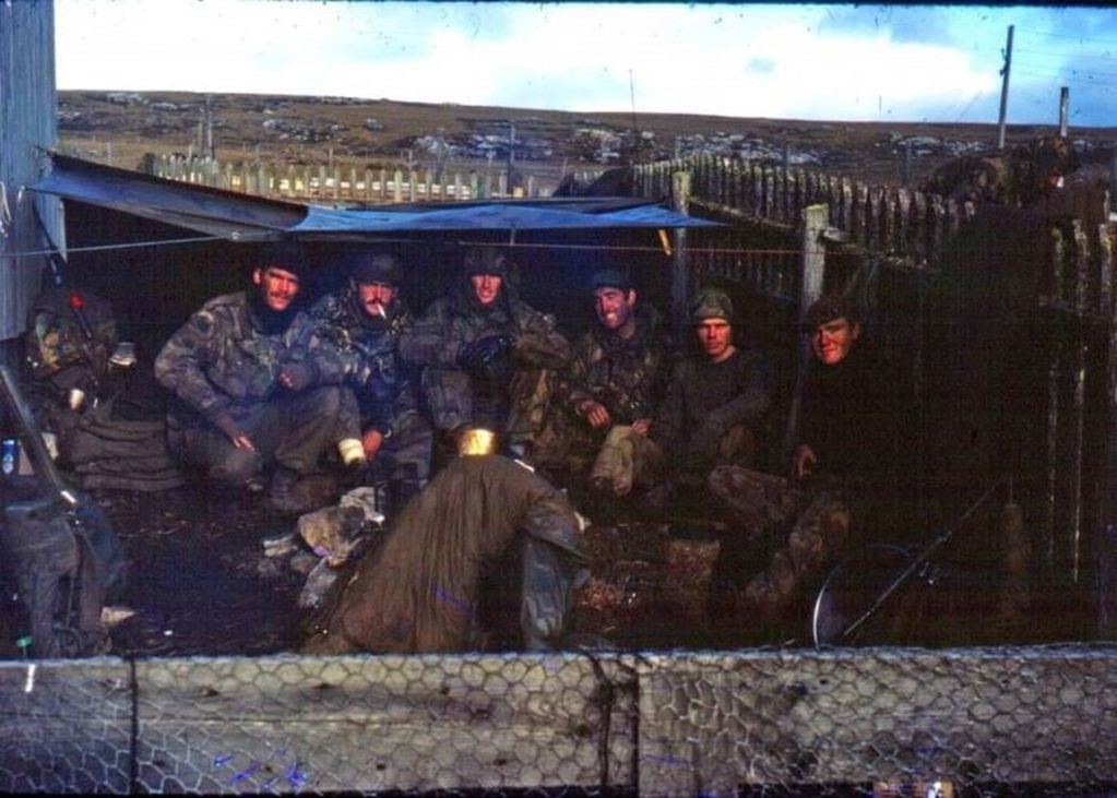 Charlton y otros efectivos del 3 de Paracaidistas, una vez que regía el cese del fuego, el 14 de junio de 1982. "Secábamos nuestras húmedas bolsas de dormir. Nos calentábamos por primera vez desde que habíamos llegado a las islas", rememora.