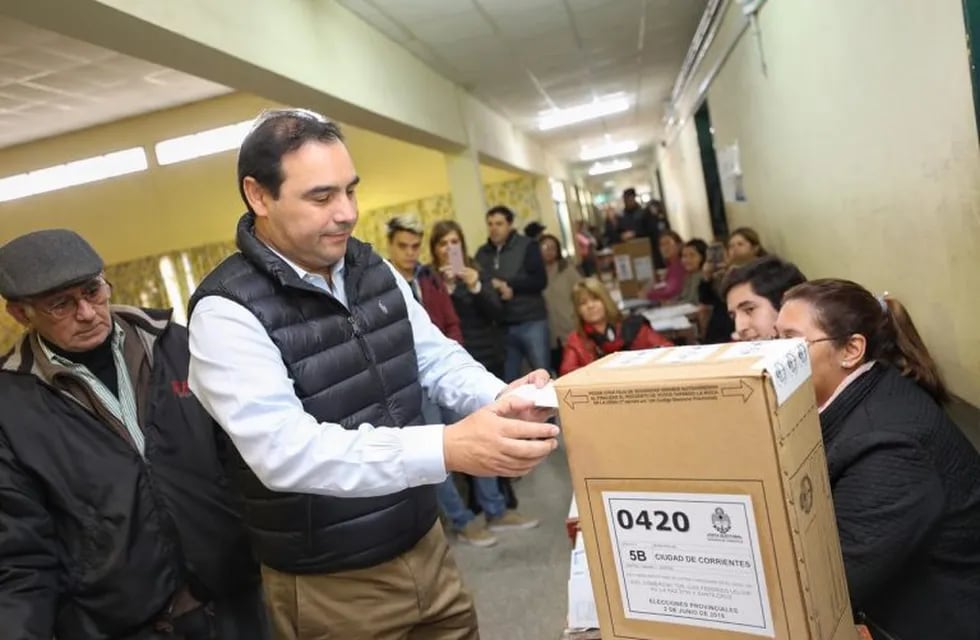 Gustavo Valdés votó en compañía de su mujer y su hijo