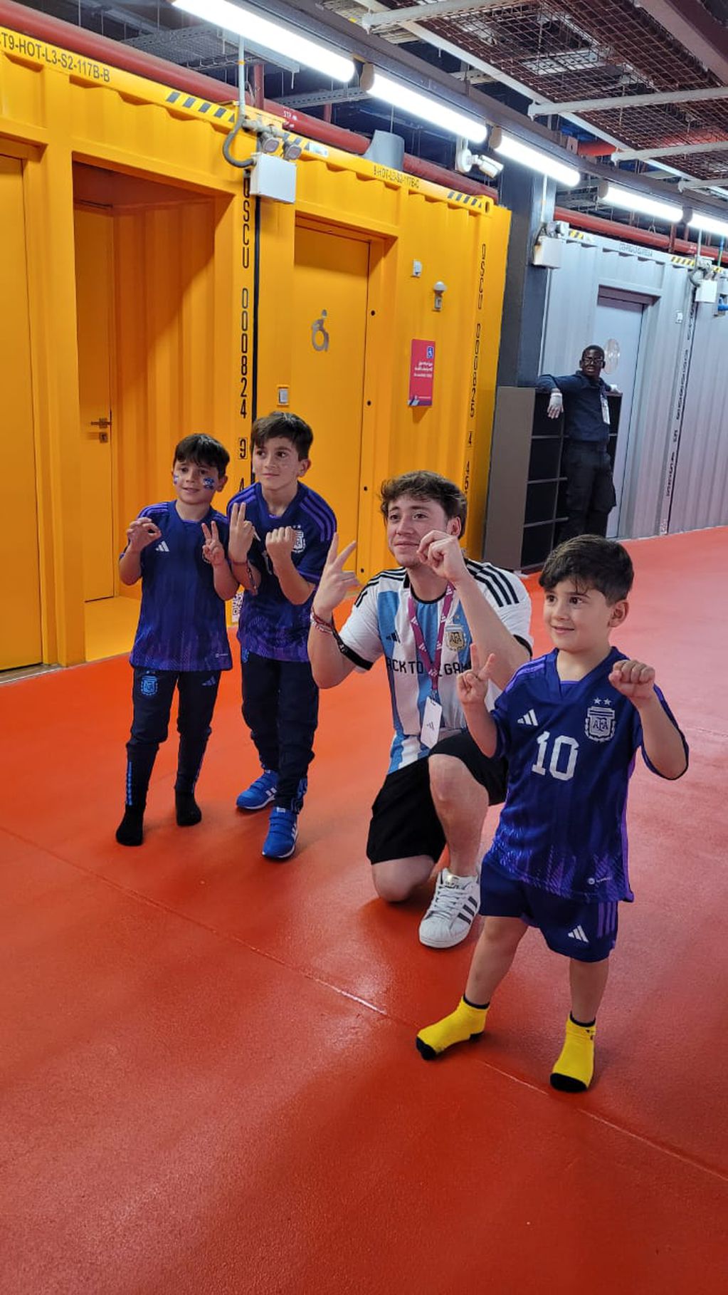 La premonitoria foto de Paulo Londra junto a los hijos de Lionel Messi, Mateo, Thiago y Ciro.